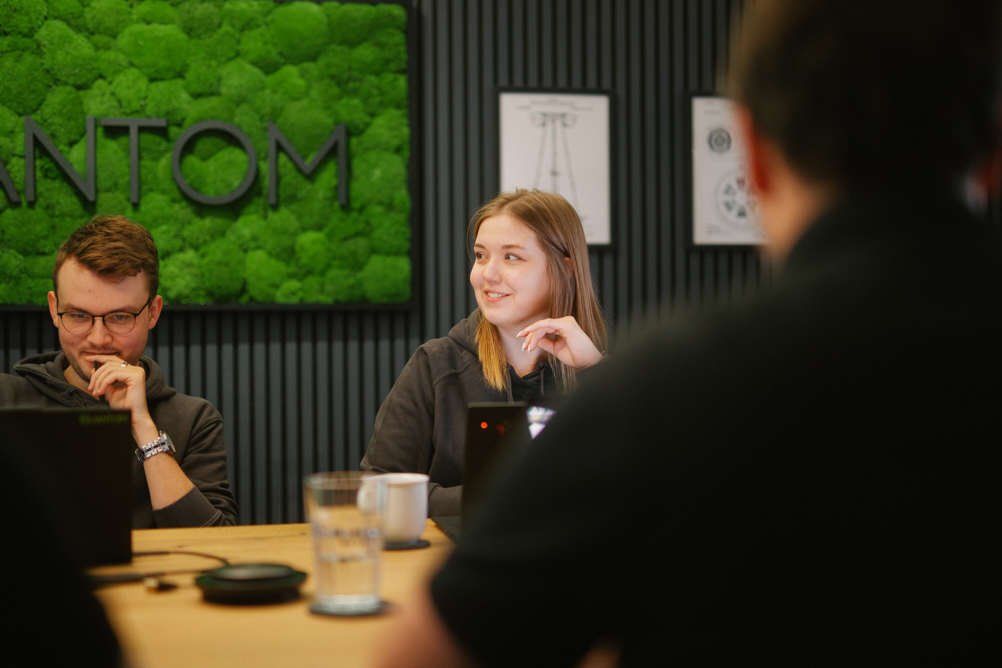 Quantom Mitarbeiter:innen in einem Meeting