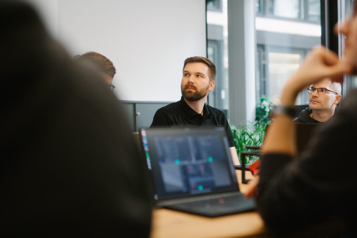 Quantom-Mitarbeiter in einem Meeting